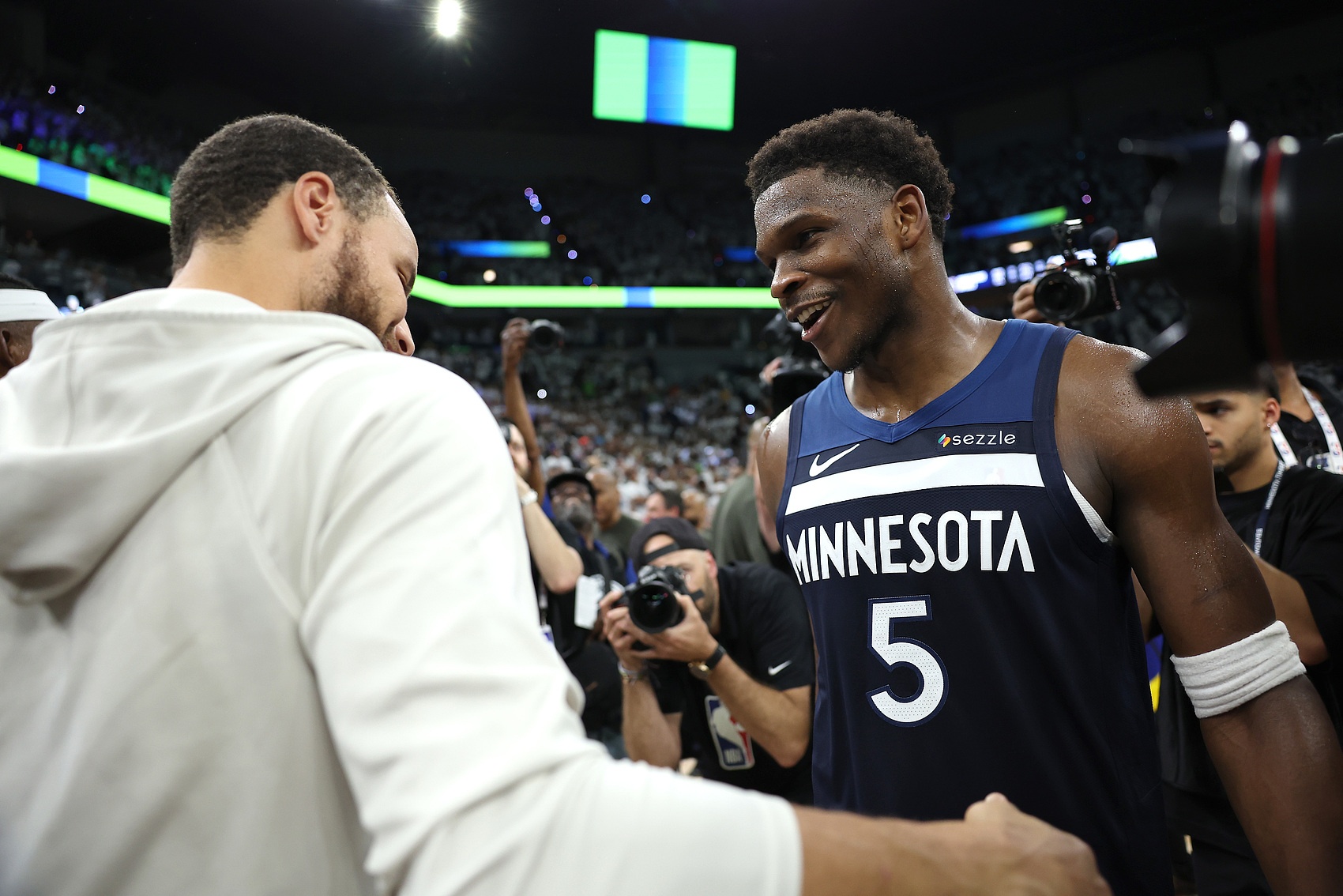 开云电子-爱德华兹：库里是我兄弟&amp;我爱他的一切 他是最伟大控卫 不太懂rap